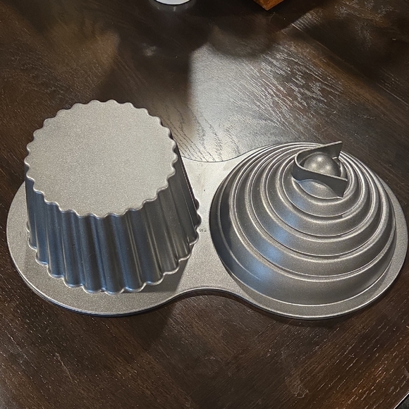 WILTON Dimensions Large Cupcake Pan - Picture 5 of 7